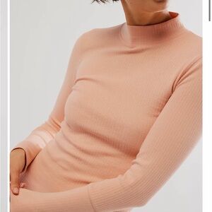 Women’s Ribbed Mock Neck Long Sleeve Top in Peach
